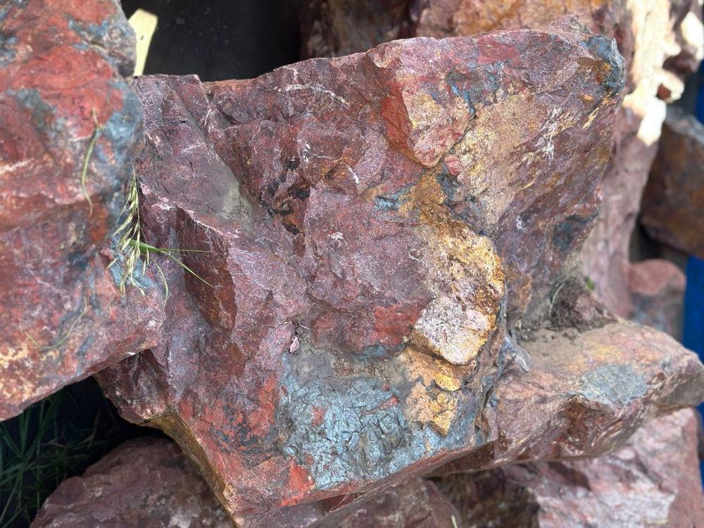 Камни для ландшафтного дизайна красно-фиолетовые 10-60 килограмм купить в Артёмовском