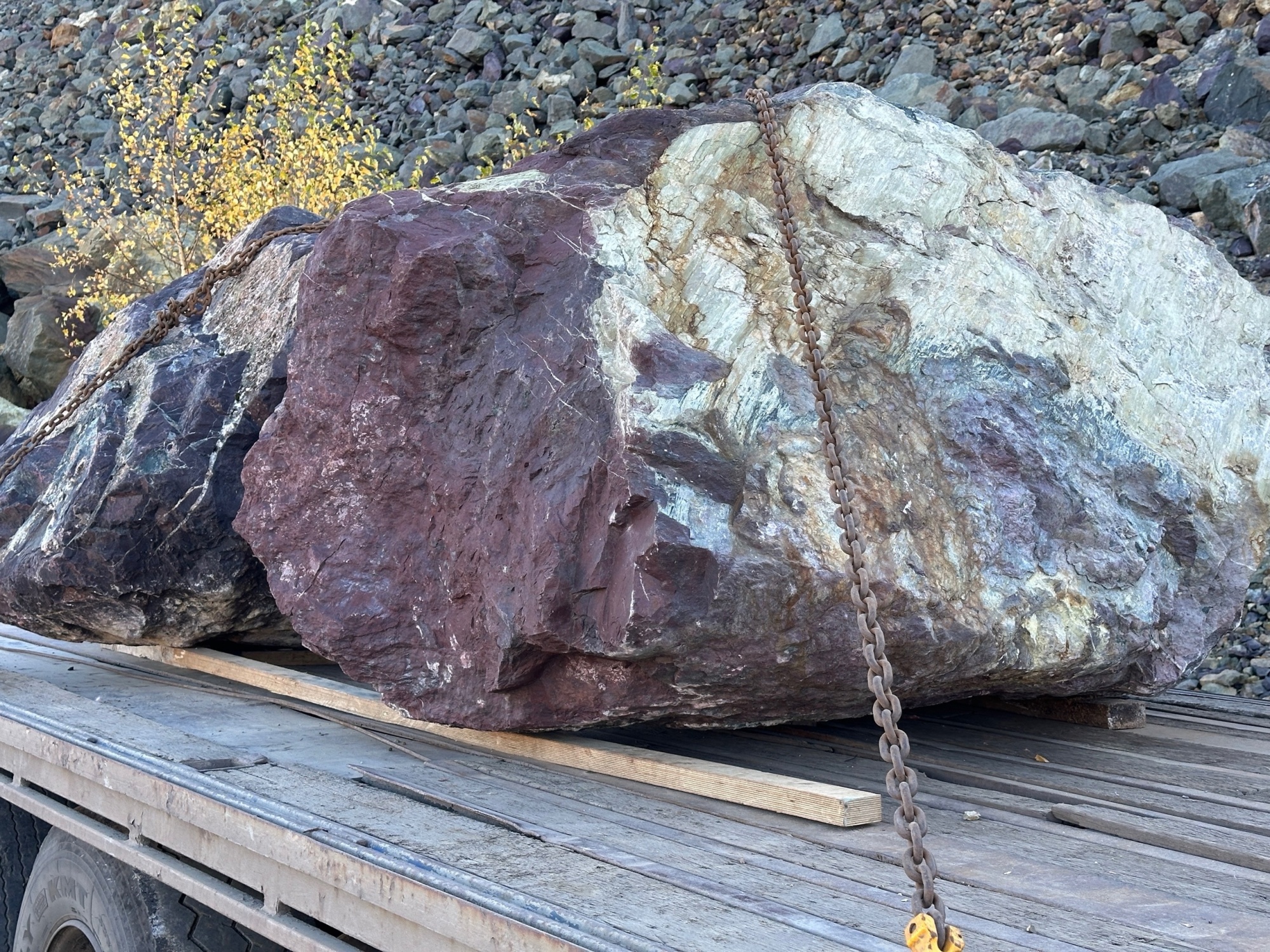 Огромные красно-фиолетовые валуны для ландшафтного дизайна весом более 5 тонн купить в Артёмовском