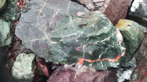 Гигантские зелёные валуны для ландшафтного дизайна весом более 5 тонн купить в Артёмовском