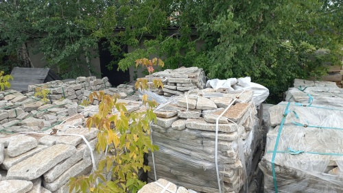 Плитняк галтованный гранитный для ландшафтного дизайна купить в Артёмовском