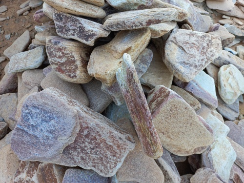 Златолит жёлтый, жёлто-зелёный глыбки и валуны для ланшафтного дизайна купить в Артёмовском