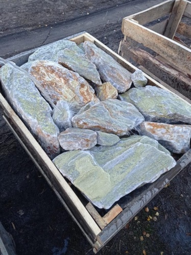 Златолит жёлтый, жёлто-зелёный глыбки и валуны для ланшафтного дизайна купить в Артёмовском