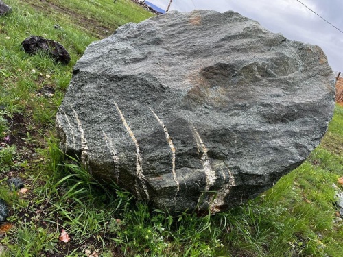 Гигантские зелёные валуны для ландшафтного дизайна весом более 5 тонн купить в Артёмовском