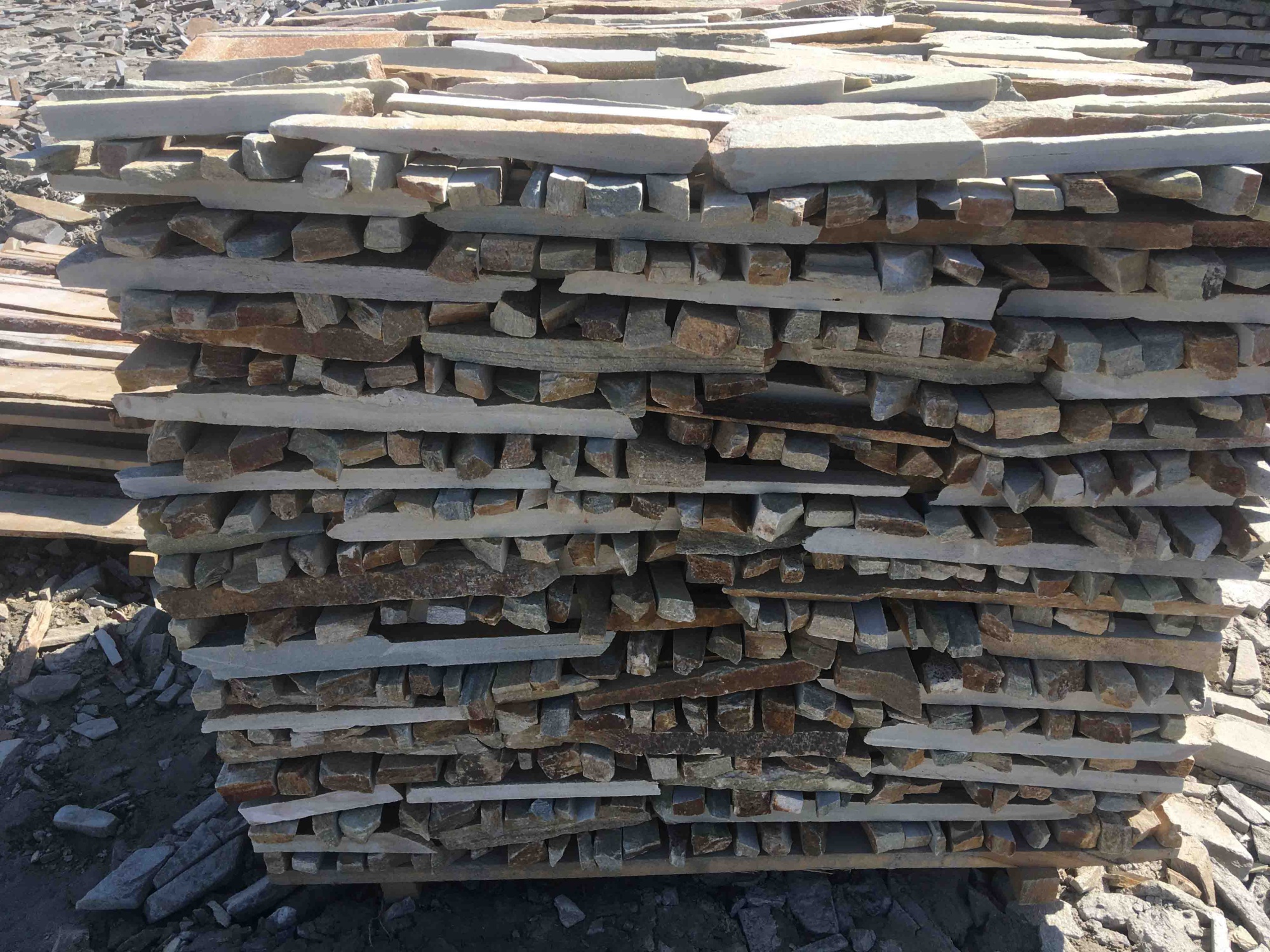 Горбушка златолит золотистый для облицовки купить в Артёмовском