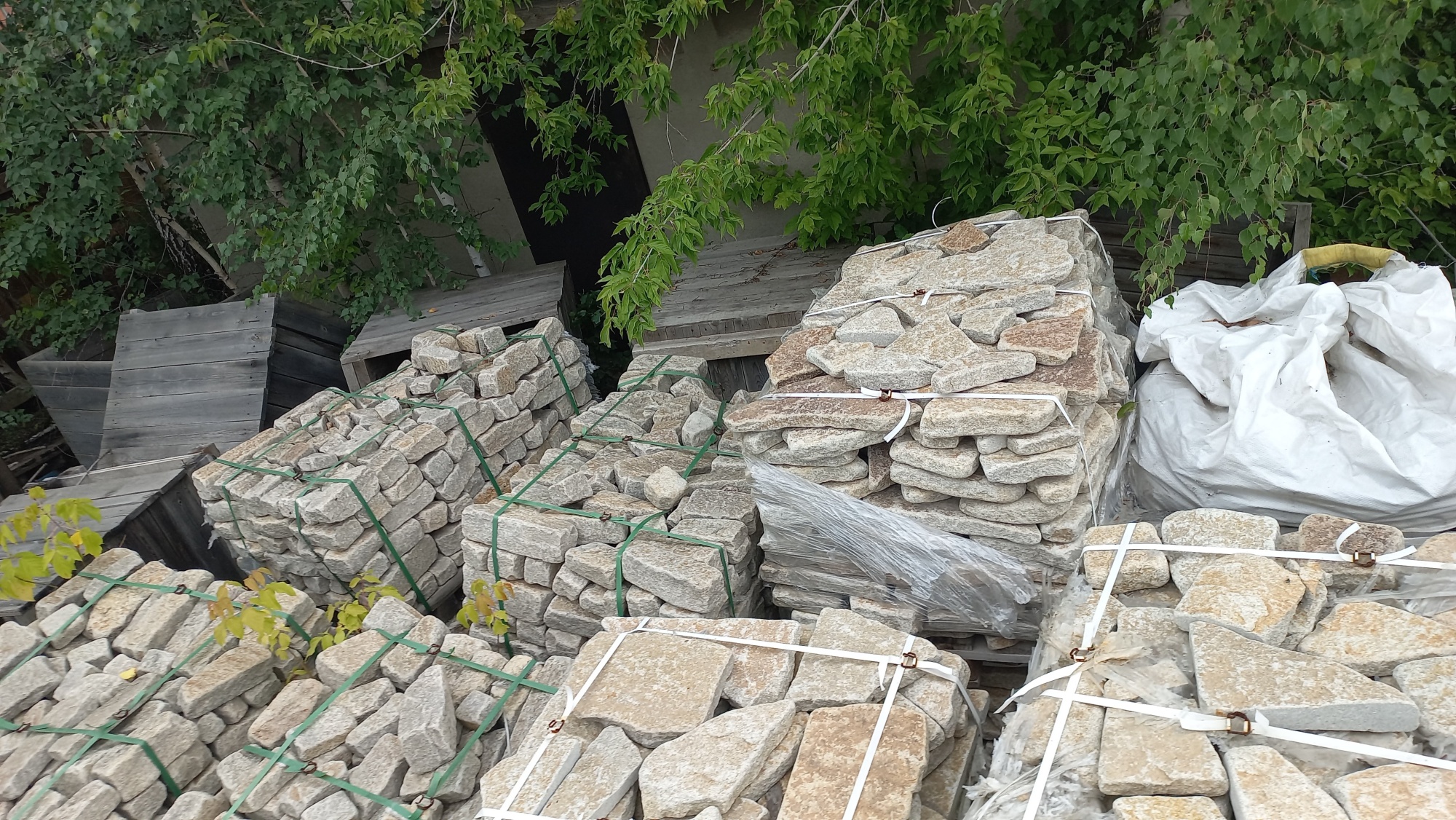 Плитняк гранитный галтованный купить в Артёмовском