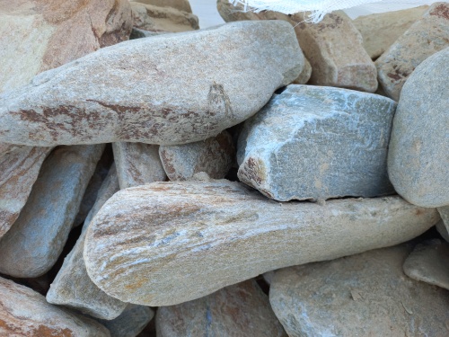 Златолит жёлтый, жёлто-зелёный глыбки и валуны для ланшафтного дизайна купить в Артёмовском