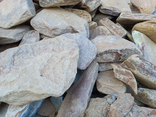 Златолит жёлтый, жёлто-зелёный глыбки и валуны для ланшафтного дизайна купить в Артёмовском