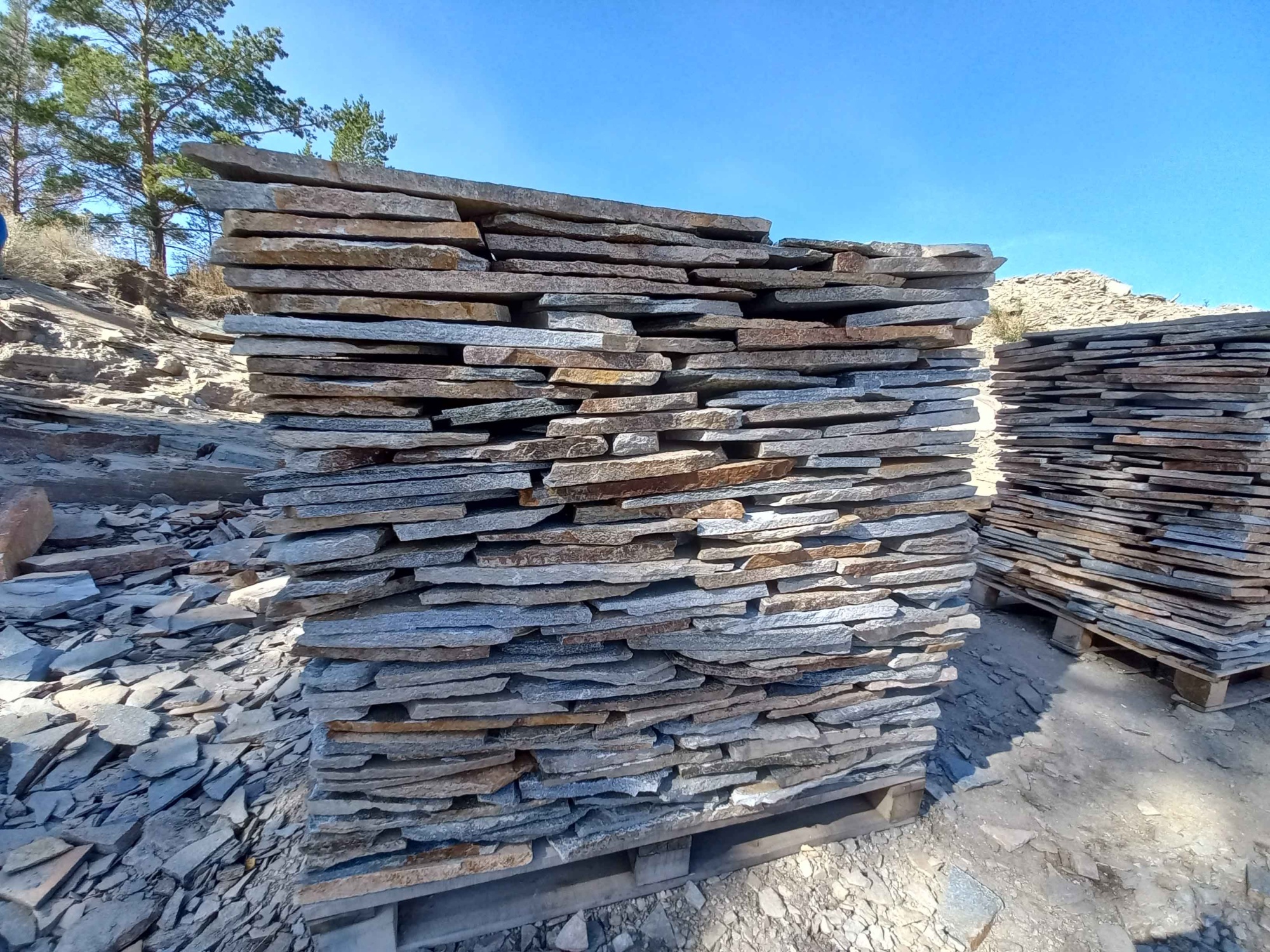 Плитняк златолит серебристый для фасада купить в Артёмовском