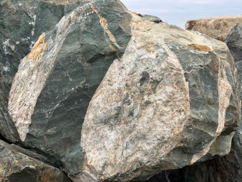 Гигантские зелёные валуны для ландшафтного дизайна весом более 5 тонн купить в Артёмовском