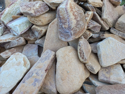 Златолит жёлтый, жёлто-зелёный глыбки и валуны для ланшафтного дизайна купить в Артёмовском