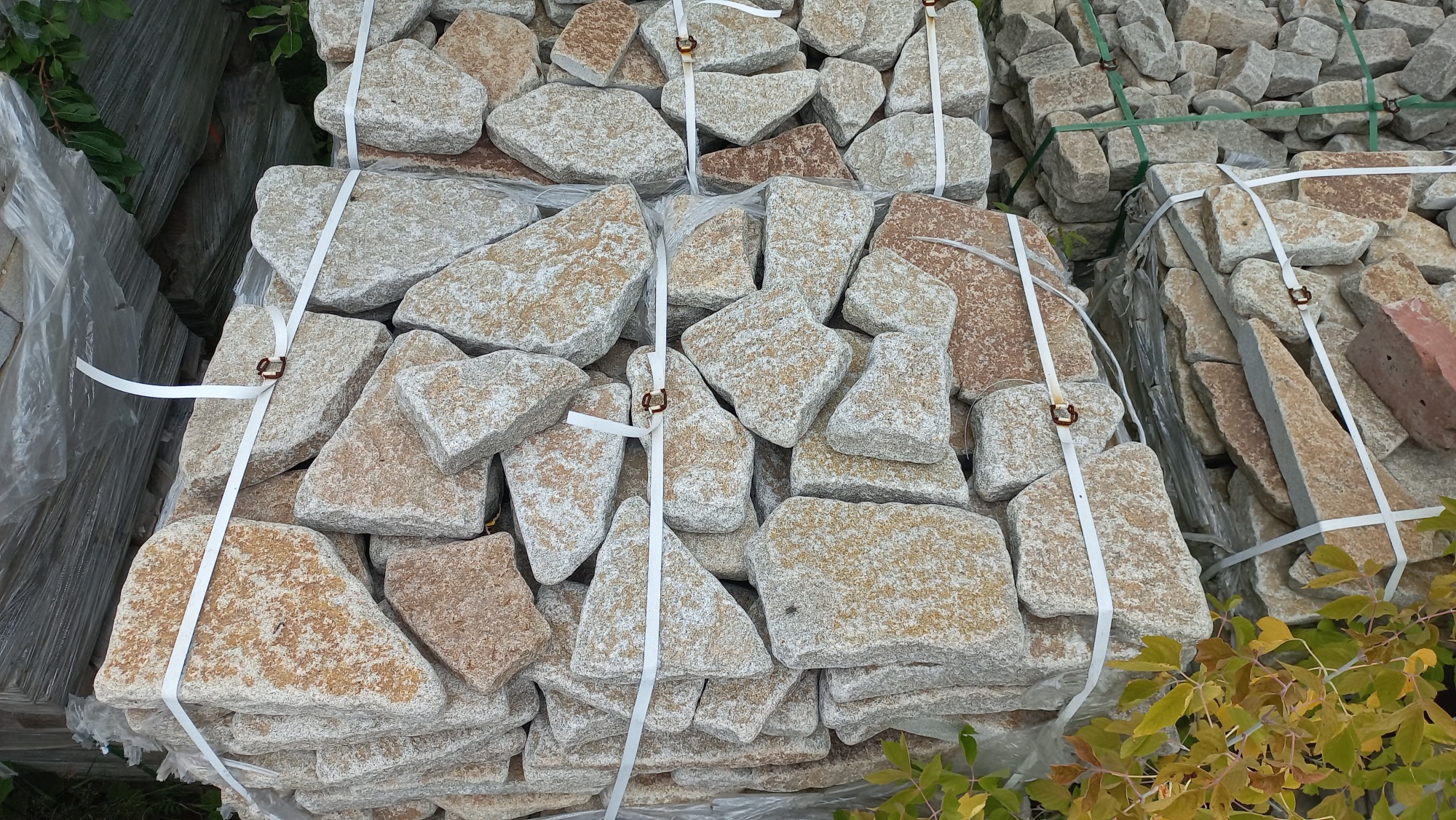 Плитняк галтованный гранитный для ландшафтного дизайна купить в Артёмовском