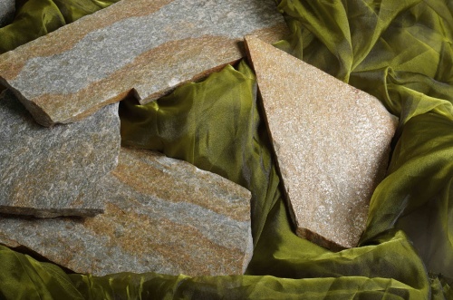 Плитняк златолит Уральский для цоколя, отмостки купить в Артёмовском